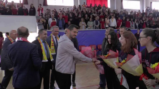 Kayserisporlu futbolcular lise öğrencileriyle buluştu