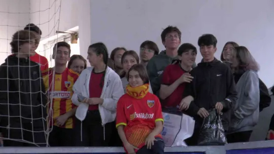 Kayserisporlu futbolcular lise öğrencileriyle buluştu