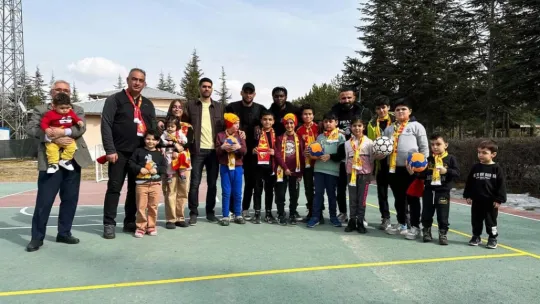 Kayserisporlu futbolculardan depremzede çocuklara ziyaret