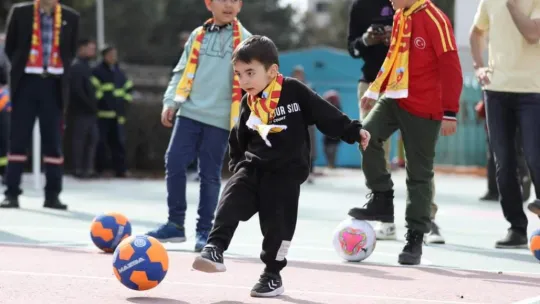 Kayserisporlu futbolculardan depremzede çocuklara ziyaret