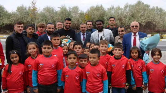 Kayserisporlu oyuncular, Tomarza'da öğrencilerle buluştu