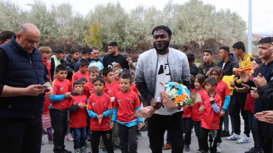 Kayserisporlu oyuncular, Tomarza'da öğrencilerle buluştu