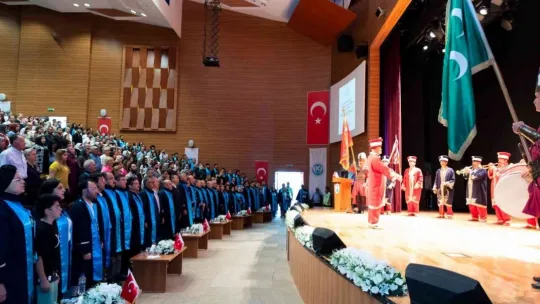 KAYÜ Mustafa Çıkrıkçıoğlu MYO'da mezuniyet sevinci