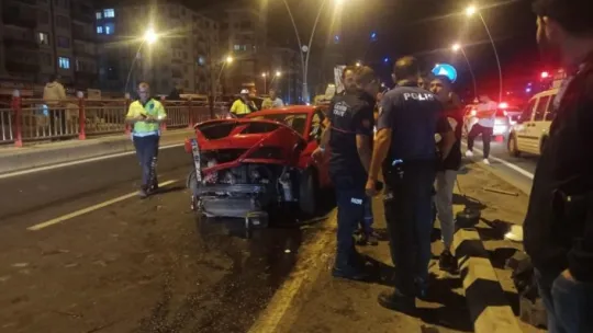 Kaza yapan aracı gören abla kardeşini aradı