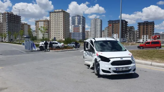 Kaza yapan otomobil refüje uçtu: 3 yaralı