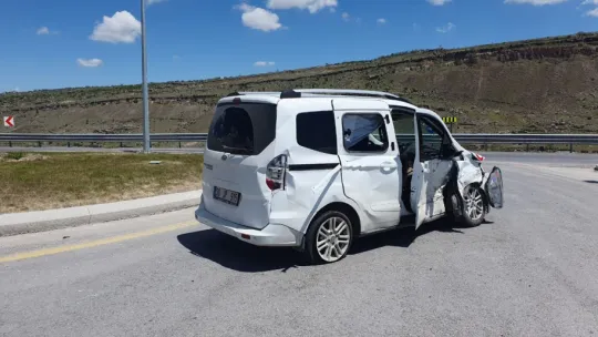 Kaza yapan otomobil refüje uçtu: 3 yaralı
