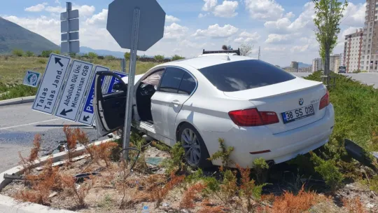 Kaza yapan otomobil refüje uçtu: 3 yaralı