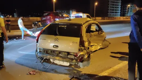 Kaza yapan otomobilin tekerleği koptu: 1'i ağır 3 yaralı