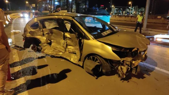 Kaza yapan otomobilin tekerleği koptu: 1'i ağır 3 yaralı