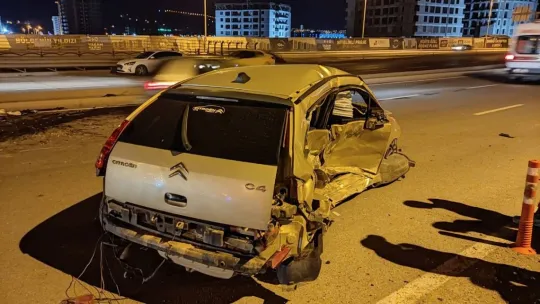 Kaza yapan otomobilin tekerleği koptu: 1'i ağır 3 yaralı