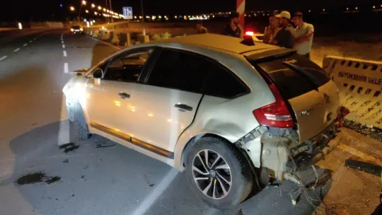 Kaza yapan otomobilin tekerleği koptu: 1'i ağır 3 yaralı