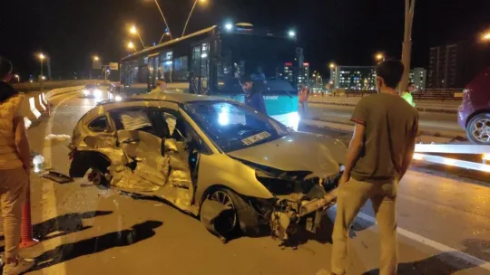 Kaza yapan otomobilin tekerleği koptu: 1'i ağır 3 yaralı