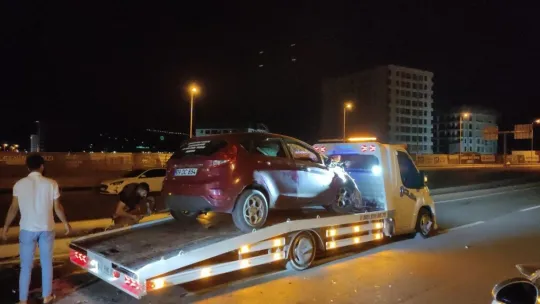 Kaza yapan otomobilin tekerleği koptu: 1'i ağır 3 yaralı