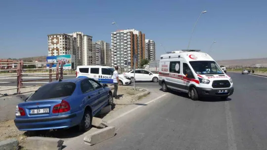Kazada araçta sıkışan sürücünün feryadı yürekleri dağladı