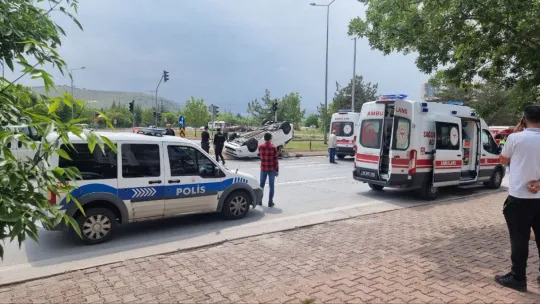 Kazada savrulan araç ters döndü: 3 yaralı