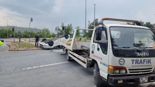 Kazada savrulan araç ters döndü: 3 yaralı