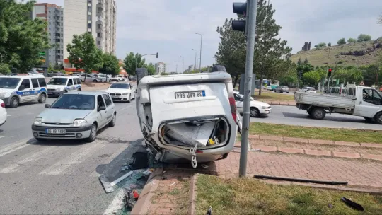 Kazada savrulan araç ters döndü: 3 yaralı