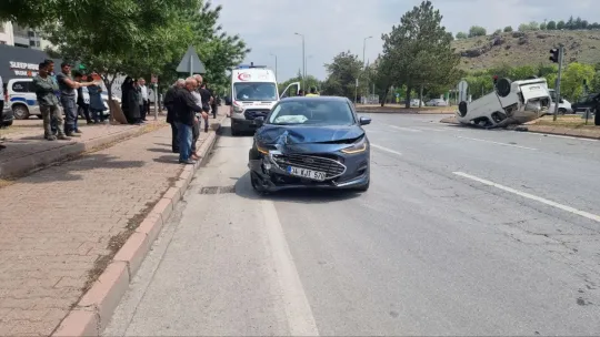Kazada savrulan araç ters döndü: 3 yaralı