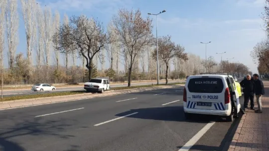 Kazada savrulan otomobil ağaca çarparak durabildi