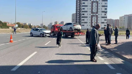 Kazada savrulan otomobil çocuklara çarptı: 2 yaralı