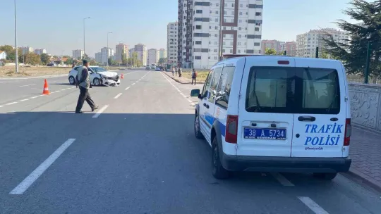 Kazada savrulan otomobil çocuklara çarptı: 2 yaralı