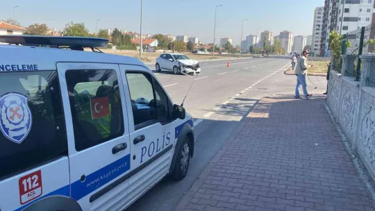 Kazada savrulan otomobil çocuklara çarptı: 2 yaralı