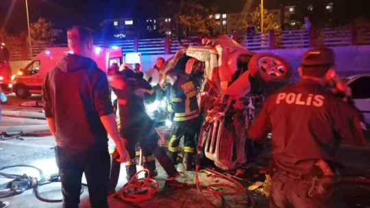Kazaya bakmak isterken aracı direğe çarpıp takla attı: 5 yaralı