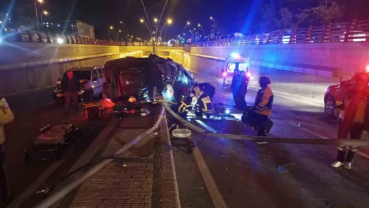 Kazaya bakmak isterken aracı direğe çarpıp takla attı: 5 yaralı