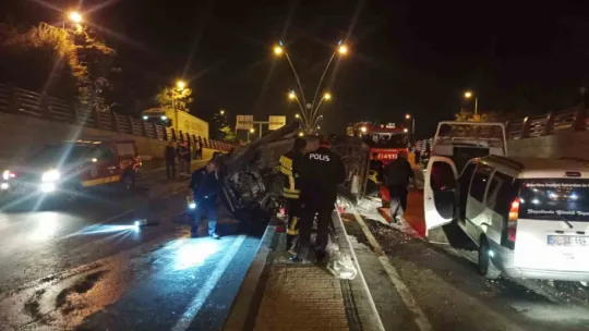 Kazaya bakmak isterken aracı direğe çarpıp takla attı: 5 yaralı