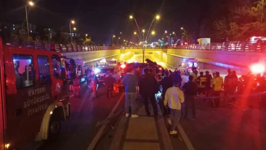 Kazaya bakmak isterken aracı direğe çarpıp takla attı: 5 yaralı