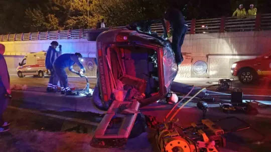 Kazaya bakmak isterken aracı direğe çarpıp takla attı: 5 yaralı