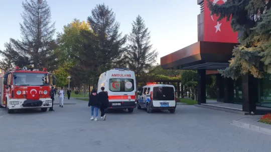 Kendine zarar veren şahıs belediye binasında kendini lavaboya kilitledi