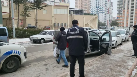 Kiralık araçla hırsızlık