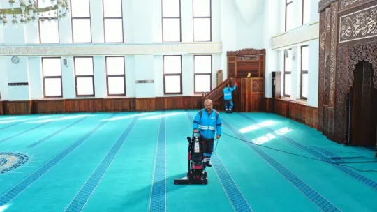Gül kokulu camiler Ramazan'a hazır