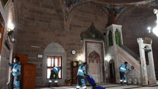 Camiler, Ramazan ayında da gül kokuyor