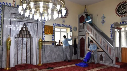 Camiler, Ramazan ayında da gül kokuyor