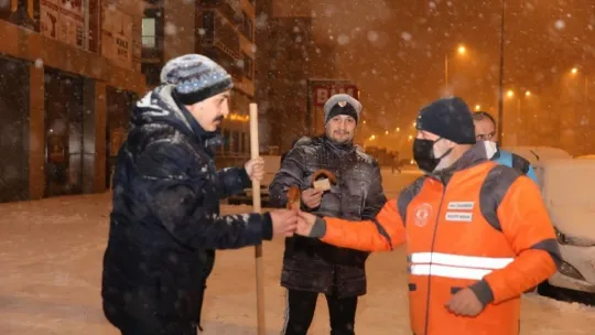 Kocasinan'da kar temizleme aralıksız sürüyor