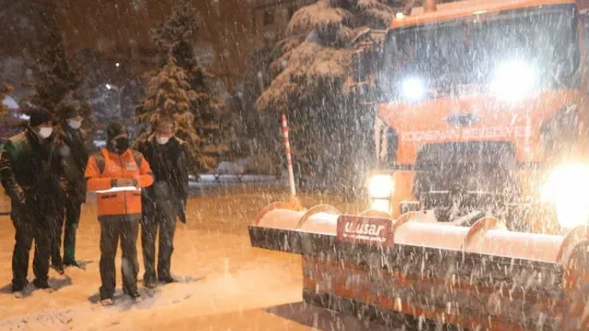 Kocasinan'da kar temizleme aralıksız sürüyor