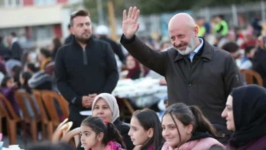 Yeni Mahalle'de 4 bin 500 kişilik iftar coşkusu