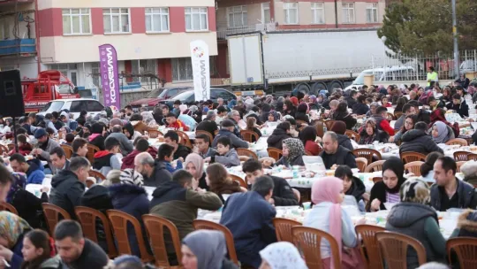 Yeni Mahalle'de 4 bin 500 kişilik iftar coşkusu