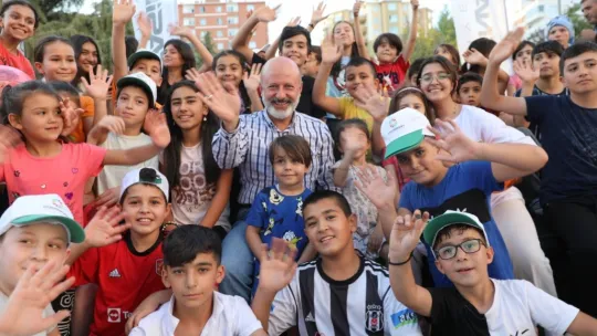 Çocuklardan Başkan Amca'ya sevgi seli