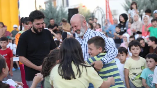Çocuklardan Başkan Amca'ya sevgi seli