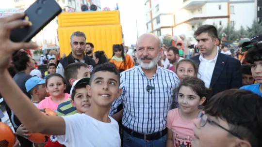 Çocuklardan Başkan Amca'ya sevgi seli