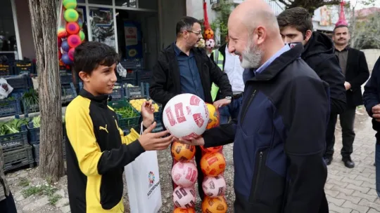 Kocasinan, Türkoğlu'nda her gün bin kişiye iftar yemeği ile 16 bin sıcak ekmek dağıtıyor