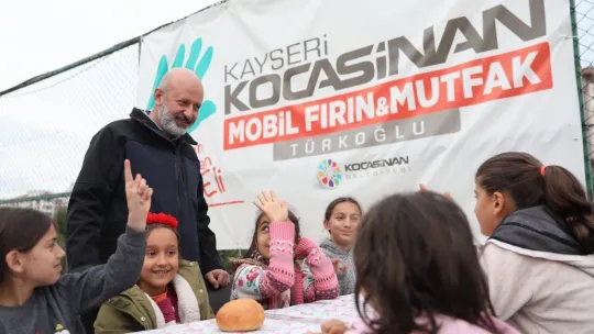 Kocasinan, Türkoğlu'nda her gün bin kişiye iftar yemeği ile 16 bin sıcak ekmek dağıtıyor