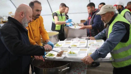 Kocasinan, Türkoğlu'nda her gün bin kişiye iftar yemeği ile 16 bin sıcak ekmek dağıtıyor