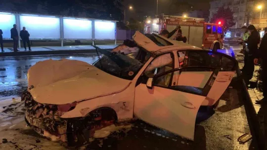 Kontrolden çıkan otomobil ağacı devirerek takla attı: 2 yaralı