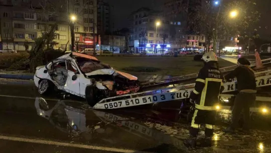 Kontrolden çıkan otomobil ağacı devirerek takla attı: 2 yaralı
