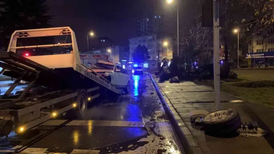 Kontrolden çıkan otomobil ağacı devirerek takla attı: 2 yaralı