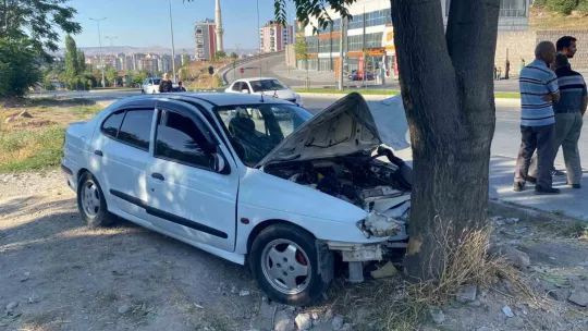 Kontrolden çıkan otomobil ağaca çarparak durabildi: 3 yaralı